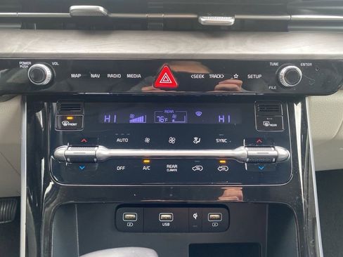 Certified 2023 Kia Carnival EX image 12