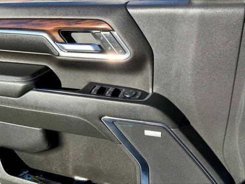 Used 2024 GMC Sierra 2500 SLT w/ SLT Premium Package image 18