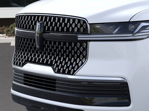 New 2026 Lincoln Navigator Premiere AWD/4WD image 17