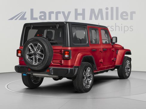 Used 2024 Jeep Wrangler Unlimited Sahara AWD/4WD image 3