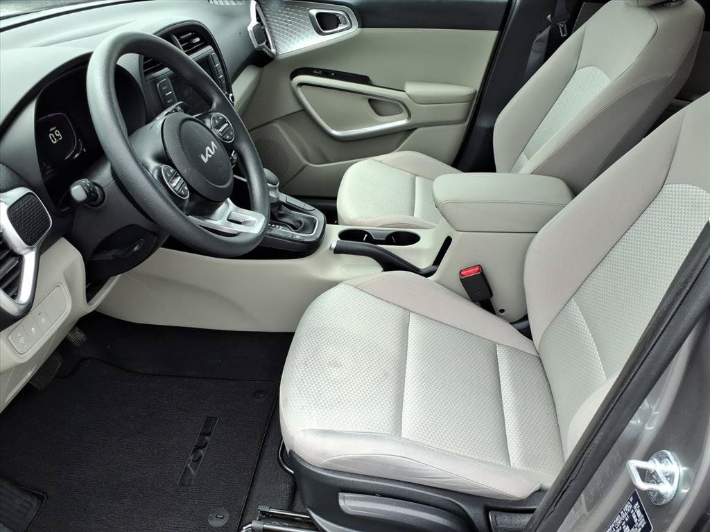 Used 2025 Kia Soul LX w/ LX Technology Package FWD image 9
