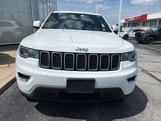 Used 2019 Jeep Grand Cherokee Laredo w/ Security & Convenience Group AWD/4WD video 3