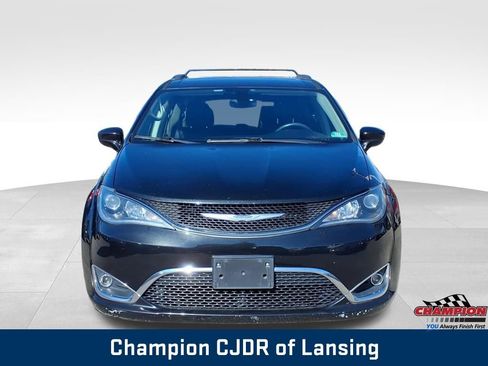 Used 2018 Chrysler Pacifica Touring-L image 2