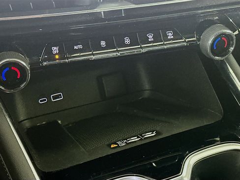 Used 2025 Chevrolet Traverse LT image 26