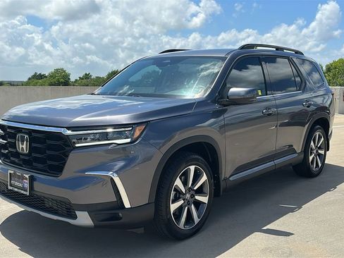 Used 2025 Honda Pilot Touring image 9