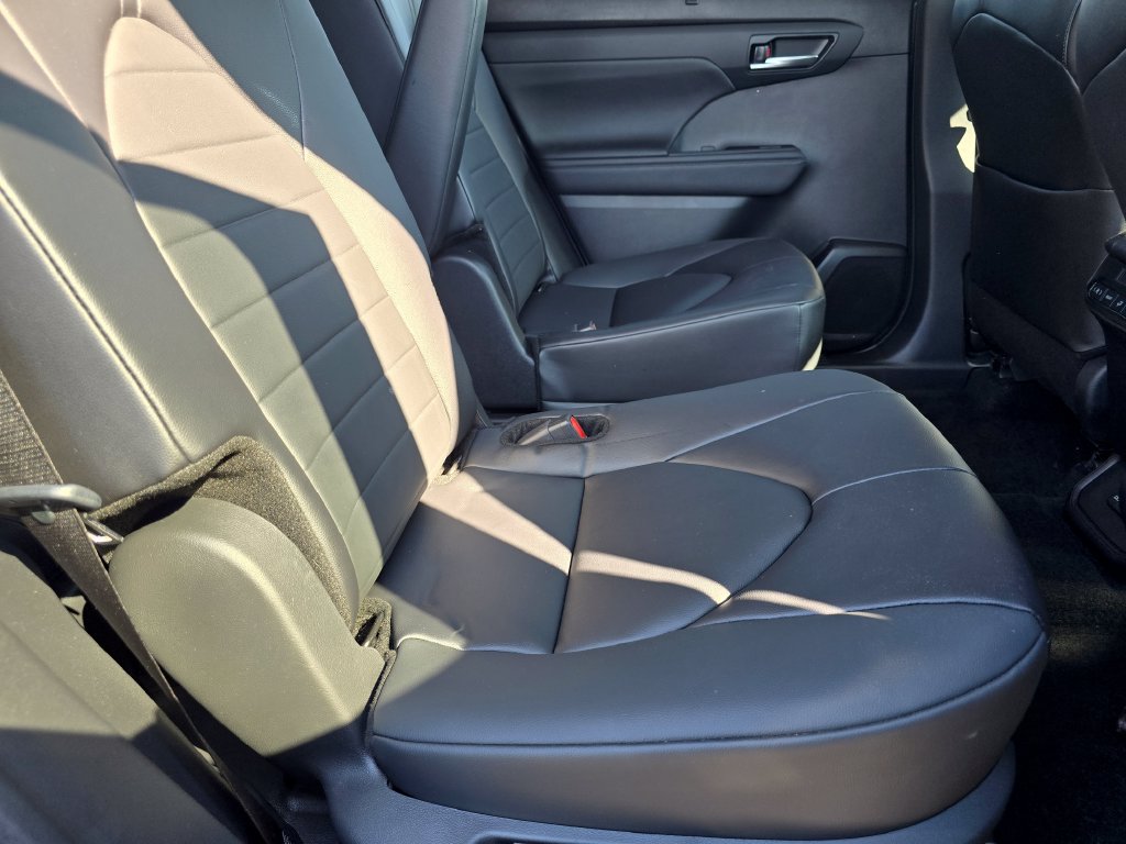 Used 2024 Toyota Highlander XLE AWD/4WD image 21