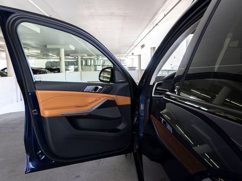 Used 2022 BMW X7 xDrive40i w/ Premium Package AWD/4WD image 14