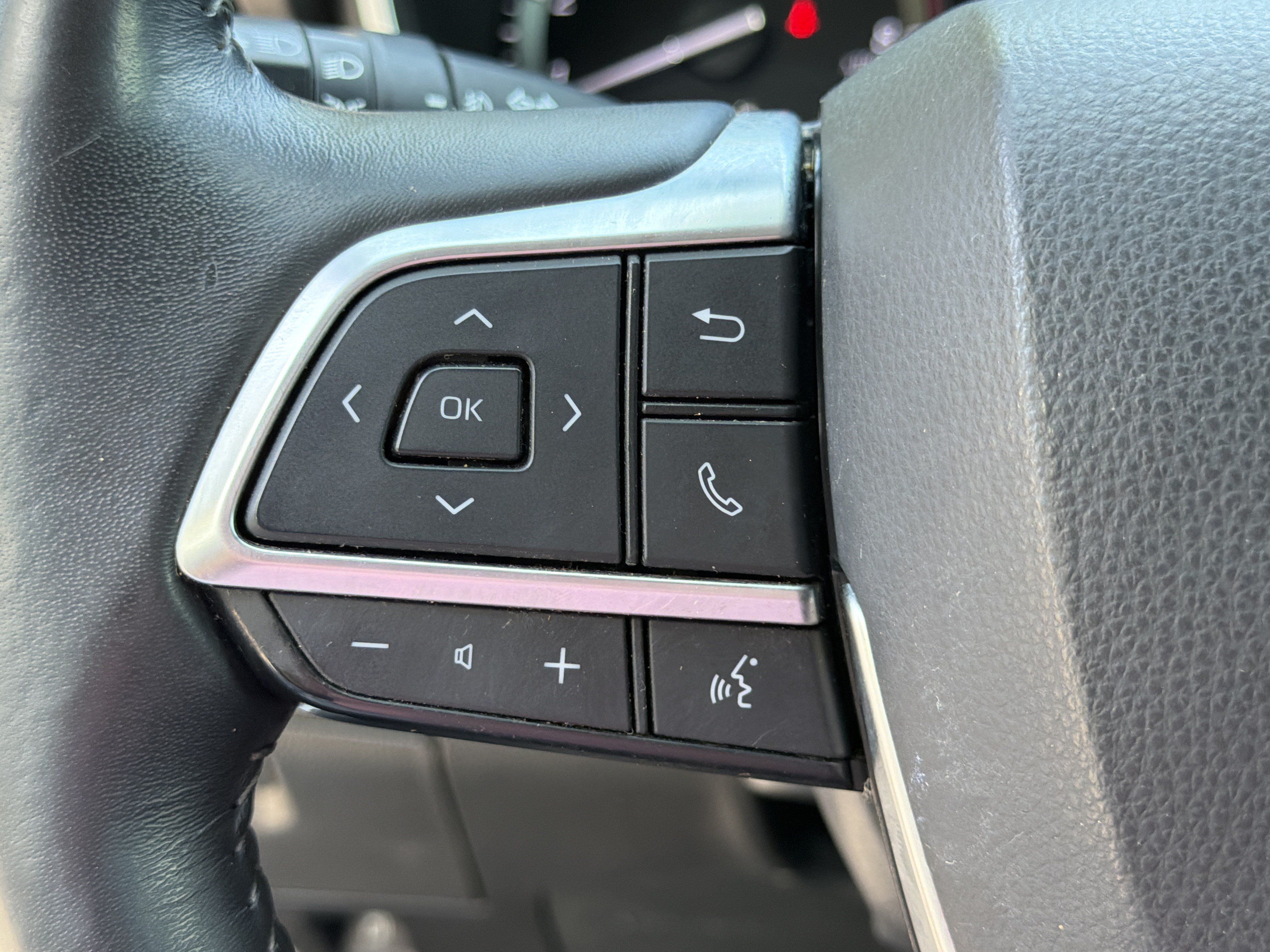 Used 2020 Toyota Highlander XLE FWD image 26
