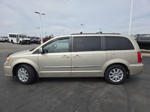 Used 2015 Chrysler Town & Country Touring image 19