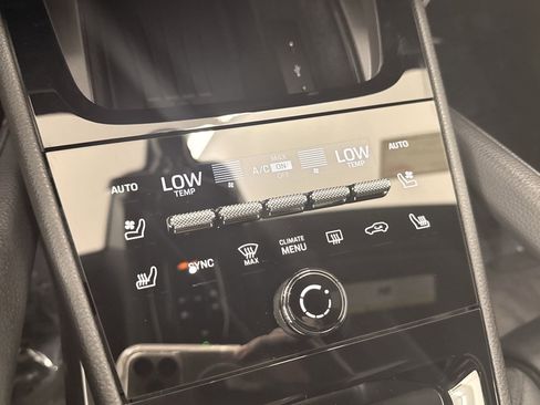 Certified 2025 Porsche Cayenne AWD/4WD image 18