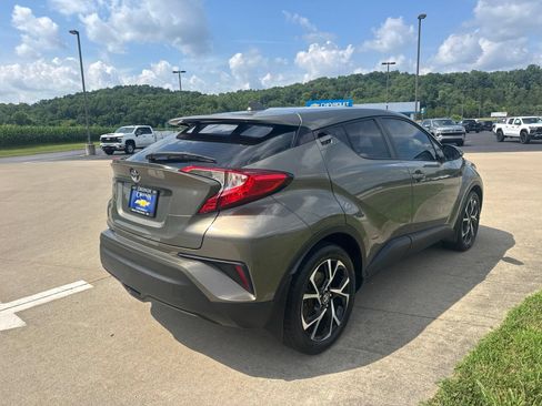 Used 2021 Toyota C-HR XLE FWD image 4