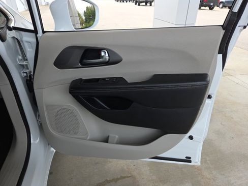 Used 2022 Chrysler Pacifica Touring-L image 42