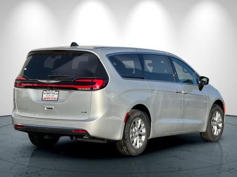 New 2026 Chrysler Pacifica Select image 4