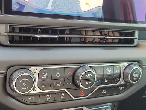 Used 2024 Jeep Gladiator Sport w/ Premium Package AWD/4WD image 24