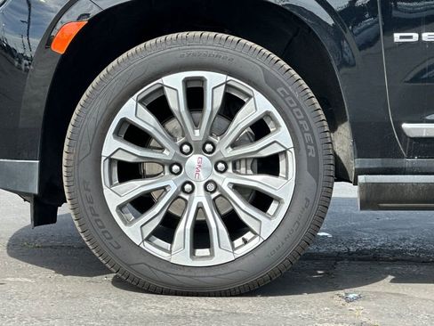 Used 2021 GMC Yukon Denali w/ Denali Premium Package image 28