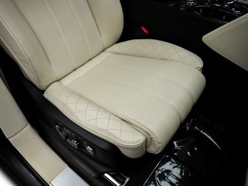 Used 2018 Bentley Bentayga AWD/4WD image 33