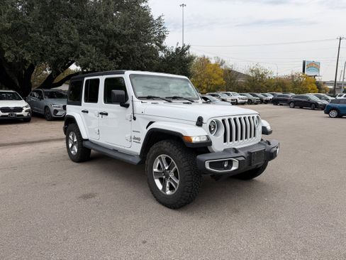 Used 2019 Jeep Wrangler Unlimited Sahara image 7