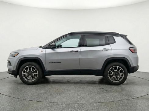 Used 2025 Jeep Compass Trailhawk image 5