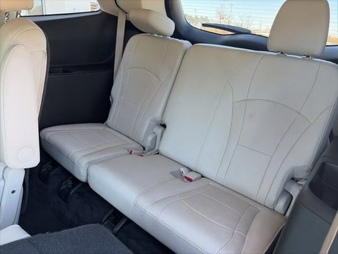 Used 2023 Buick Enclave Essence image 18