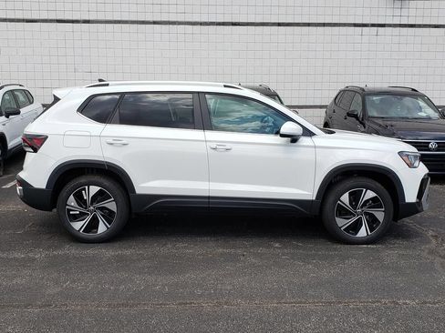 New 2026 Volkswagen Taos SE AWD/4WD image 2