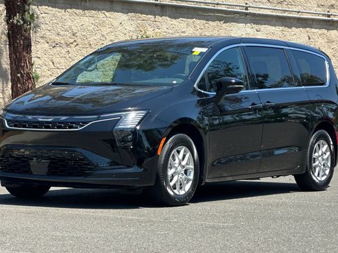 New 2027 Chrysler Pacifica Select FWD image 7