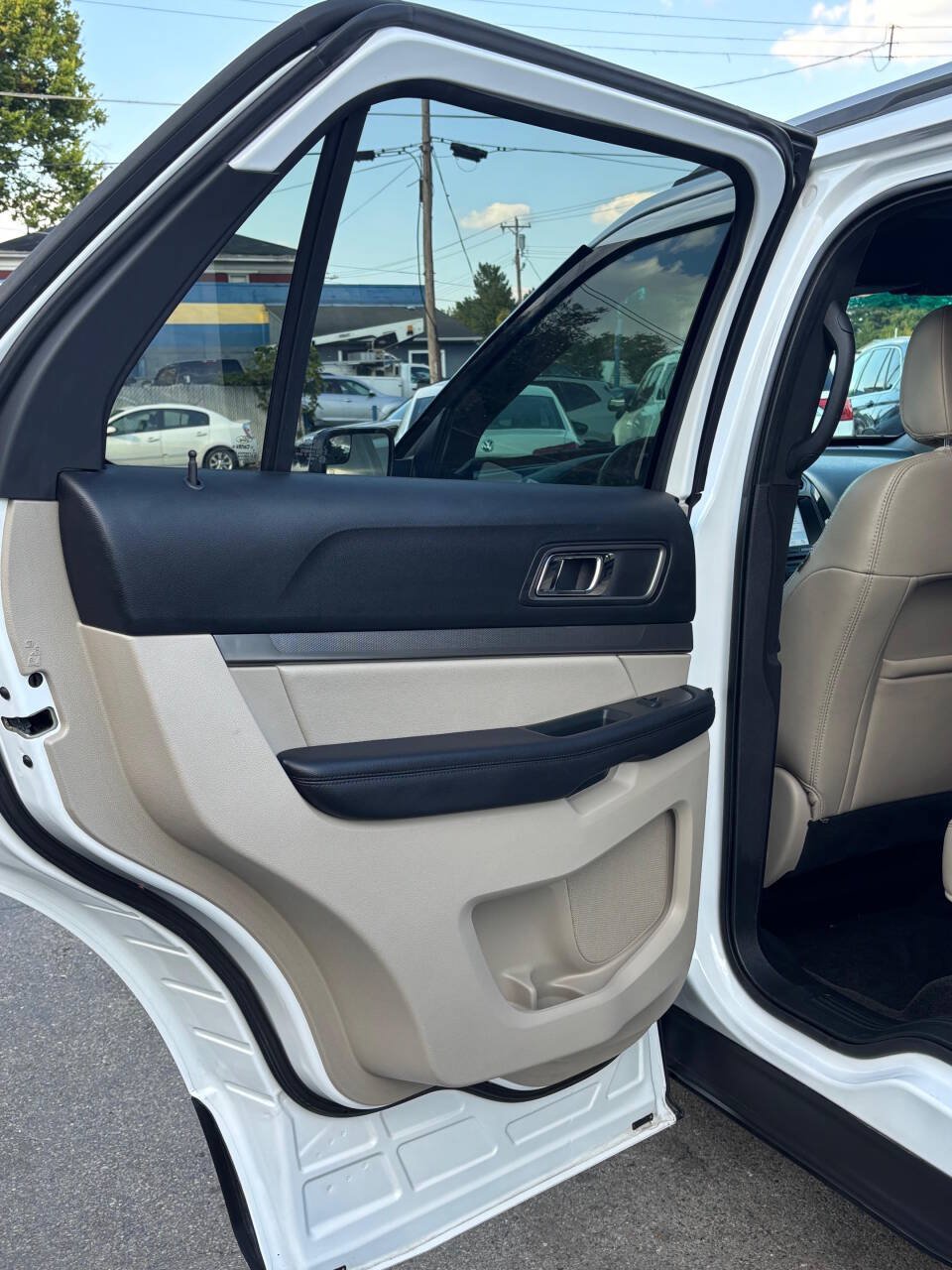 Used 2018 Ford Explorer XLT w/ Equipment Group 202A AWD/4WD image 11
