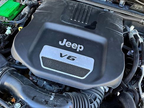 Used 2018 Jeep Wrangler Unlimited Sahara image 28