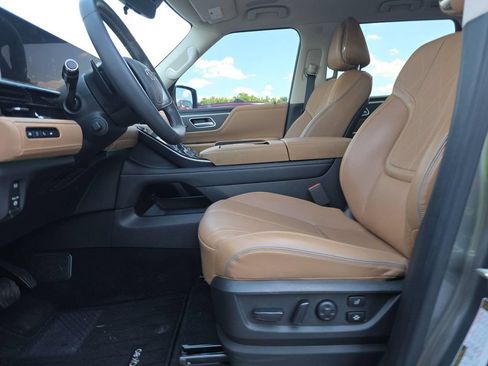 Used 2025 INFINITI QX80 Sensory AWD/4WD image 3
