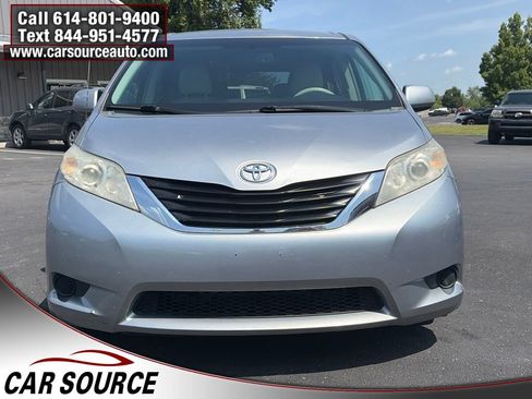 Used 2011 Toyota Sienna LE w/ Towing Pkg FWD image 2