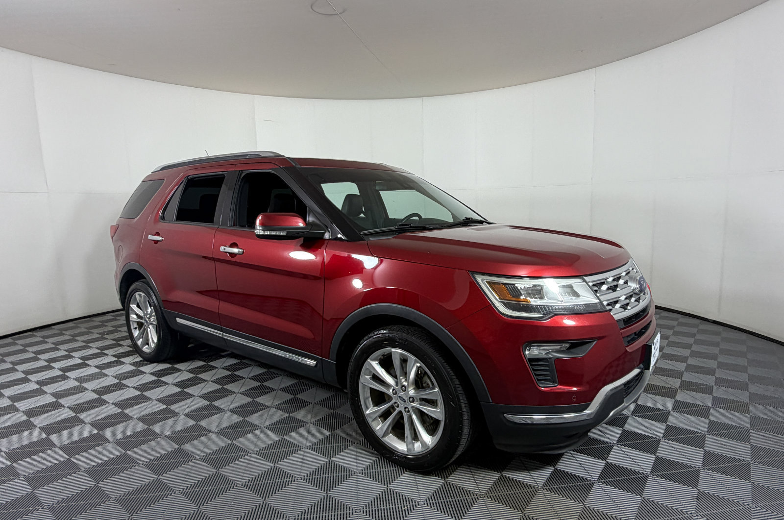 Used 2018 Ford Explorer Limited w/ Ford Safe & Smart Package FWD image 1