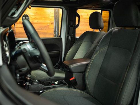 Used 2025 Jeep Wrangler Unlimited Sahara AWD/4WD image 9