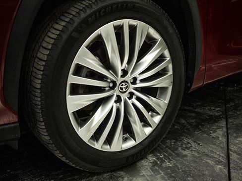 Used 2022 Toyota Highlander Platinum FWD image 3