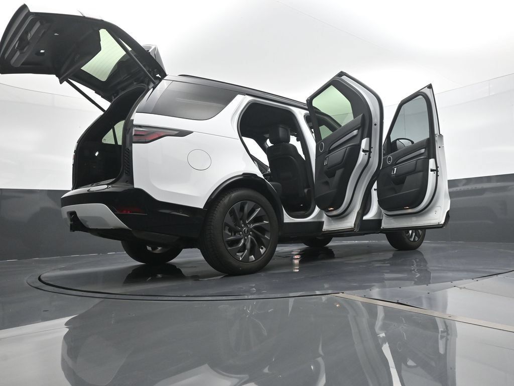 Used 2024 Land Rover Discovery Dynamic SE AWD/4WD image 24