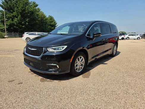 Used 2025 Chrysler Pacifica Select FWD image 6