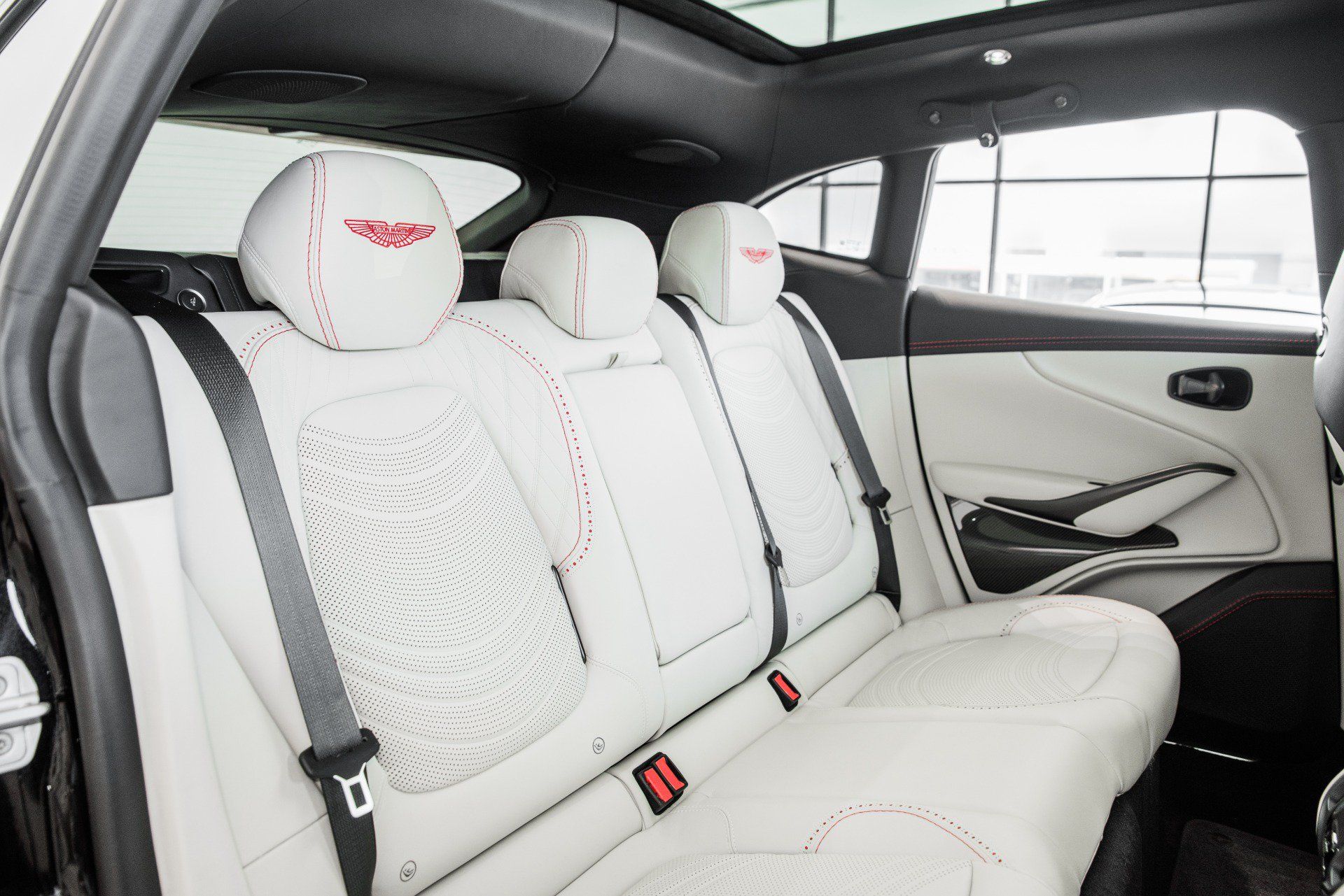 Used 2022 Aston Martin DBX AWD/4WD image 18