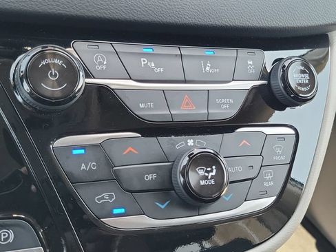 Used 2024 Chrysler Pacifica Touring-L FWD image 27