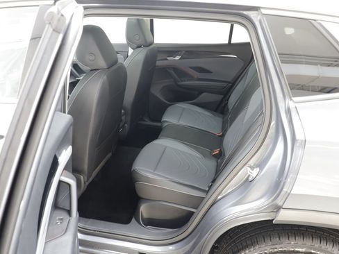 Used 2025 Volkswagen Tiguan SE w/ Panoramic Sunroof Package AWD/4WD image 14