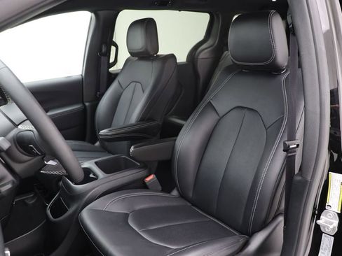 Used 2025 Chrysler Pacifica Select image 14