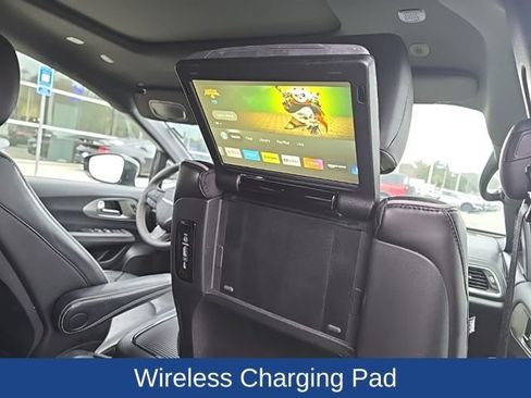 Used 2023 Chrysler Pacifica Limited w/ Uconnect Theater Family Group image 12