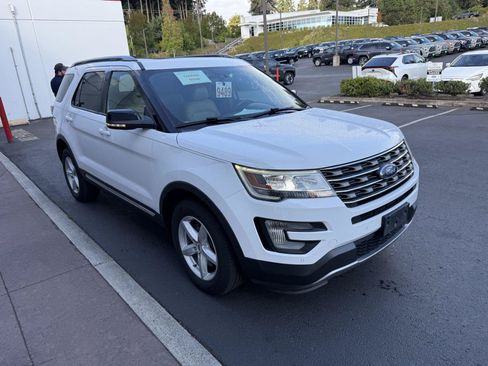 Used 2017 Ford Explorer XLT w/ Equipment Group 202A AWD/4WD image 7