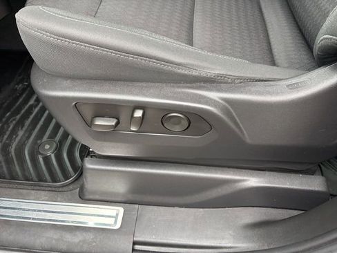 Used 2022 Chevrolet Silverado 1500 LT image 11