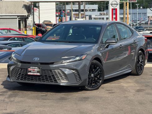 Used 2025 Toyota Camry SE FWD image 9