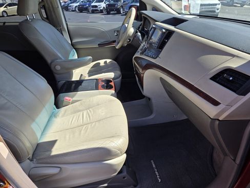 Used 2011 Toyota Sienna XLE w/ Premium Pkg image 15