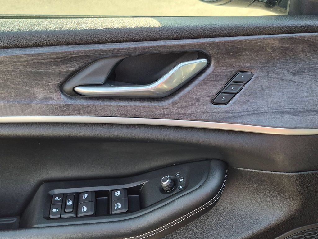 Used 2024 Jeep Grand Cherokee L Limited AWD/4WD image 11
