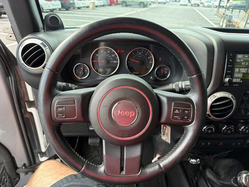 Used 2014 Jeep Wrangler Unlimited Sahara w/ Dual Top Group AWD/4WD image 13