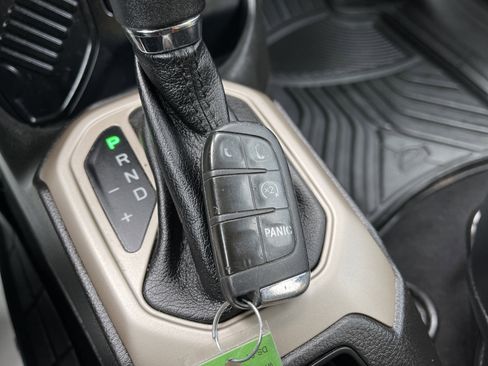 Used 2016 Jeep Renegade Latitude w/ Cold Weather Group FWD image 42
