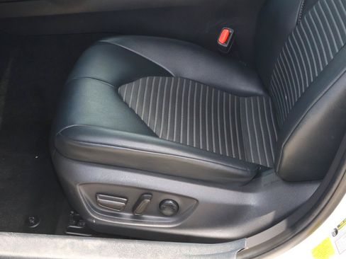 Used 2020 Toyota Camry SE FWD image 13