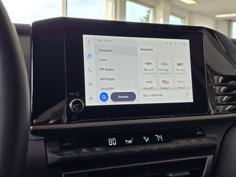 Used 2025 Toyota Camry SE image 77