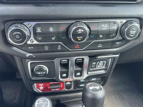 Used 2025 Jeep Wrangler Sport AWD/4WD image 18