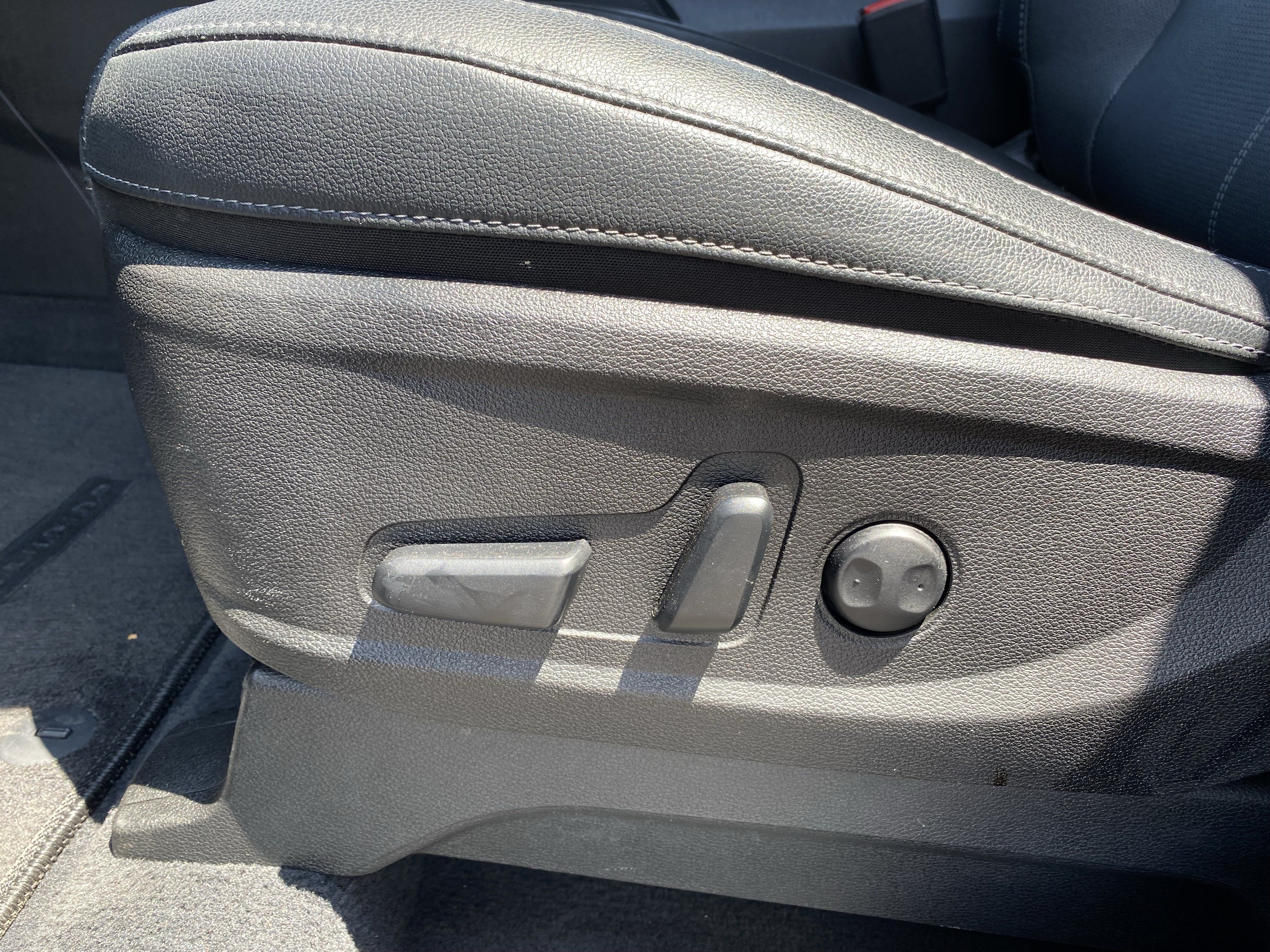 Used 2023 Kia Telluride EX w/ EX Captain's Chair Package FWD image 23